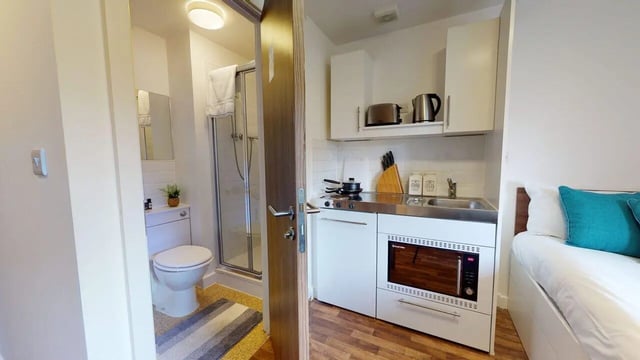 Toilet shower kitchenette and bed studio apartment at Park House in Luton Student Accommodation