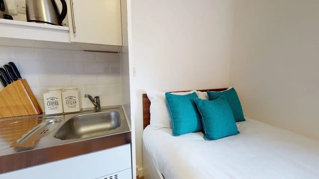 Kitchen sink kettle knife block bed bedroom at Park House in Luton Student Accommodation
