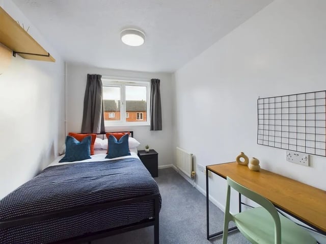 Bed desk and chair in student room Bedroom at 6 Bedroom House at 10, Mint Road in Leicester Student Accommodation