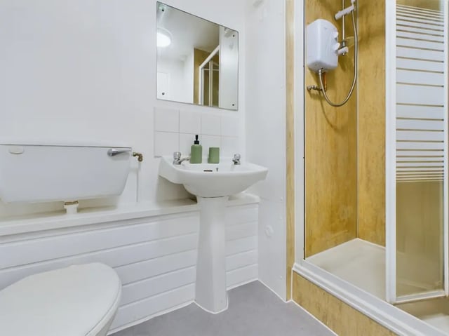 Sink toilet shower heater and mirror bathroom at 6 Bedroom House at 10, Mint Road in Leicester Student Accommodation