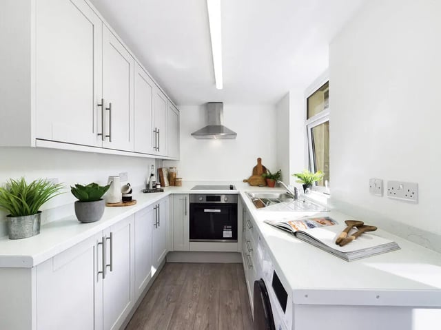 White kitchen cabinets sink oven and stovetop kitchen at 5 Bedroom House at 31, Gladstone Terrace in Lancaster Student Accommodation