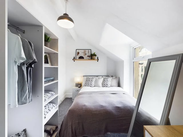 Closet bed and mirror bedroom interior at 5 Bedroom House at 31, Gladstone Terrace in Lancaster Student Accommodation