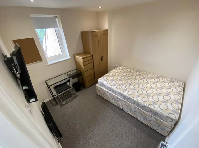 Bed desk wardrobe and TV student room at 3 Bedroom House at 94, Minster Court in Liverpool Student Accommodation