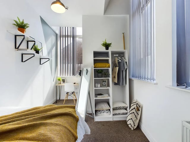 Bed desk shelves mirror clothing storage bedroom at 8 Bedroom House at 213, Smithdown Road in Liverpool Student Accommodation
