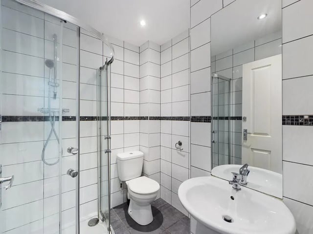 Shower toilet sink mirror bathroom at 8 Bedroom House at 213, Smithdown Road in Liverpool Student Accommodation