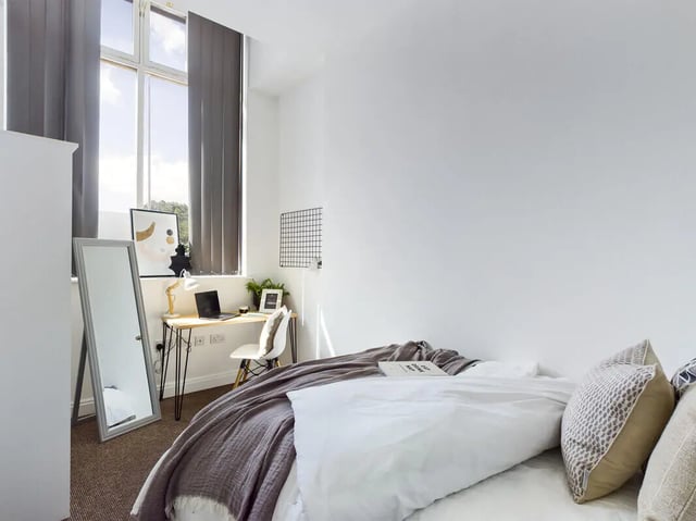 Bed desk mirror with framed art Bedroom at 8 Bedroom House at 213, Smithdown Road in Liverpool Student Accommodation