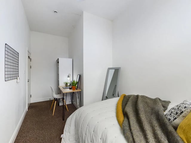 Bed desk mirror and storage bedroom at 8 Bedroom House at 213, Smithdown Road in Liverpool Student Accommodation