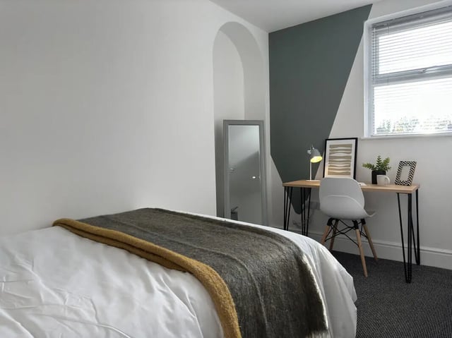 Bed desk chair mirror modern student bedroom at 6 Bedroom House at 43, Monks Road in Lincoln Student Accommodation