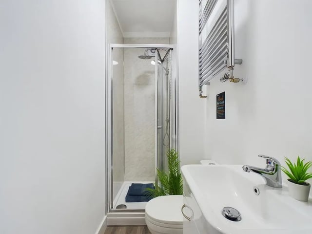 Shower toilet sink and towel rack bathroom at 6 Bedroom House at 32, Monks Road in Lincoln Student Accommodation