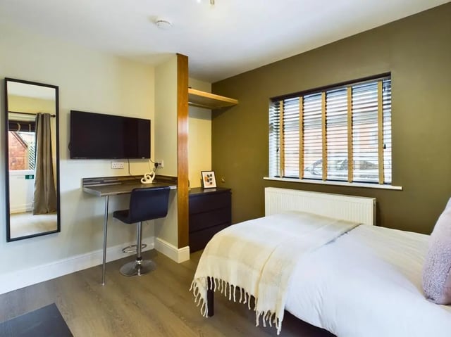 Desk television mirror and bed bedroom at 7 Bedroom House at 19, Studios at, St. Catherines in Lincoln Student Accommodation
