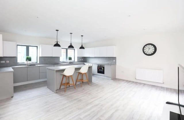 Modern kitchen with island and bar stools kitchen at 7 Bedroom House at 4, Well Meadow Drive in Sheffield Student Accommodation