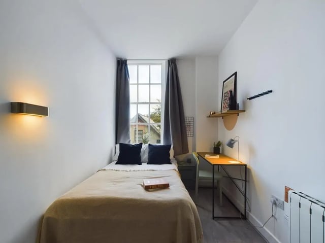 Bed desk lamp wall light bedroom at 5 Bedroom House at Flat 4, 18, China Street in Lancaster Student Accommodation
