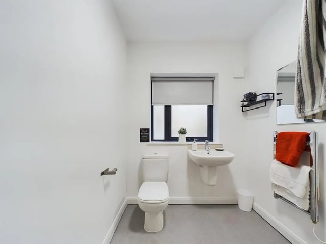 Toilet sink mirror towels radiator bathroom at 5 Bedroom House at Flat 4, 18, China Street in Lancaster Student Accommodation
