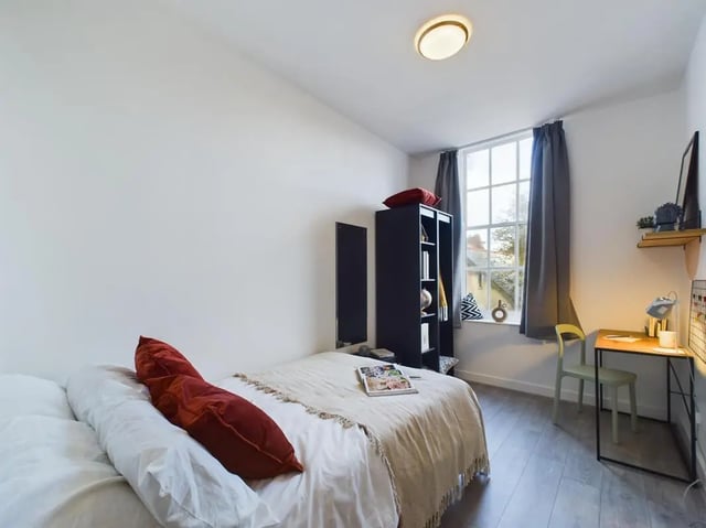Bed desk bookshelf with window bedroom at 5 Bedroom House at Flat 4, 18, China Street in Lancaster Student Accommodation