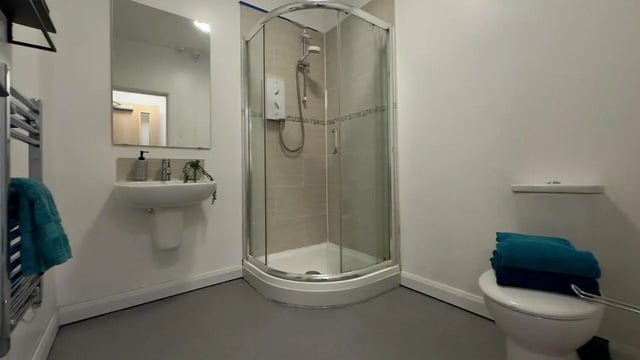 Sink shower toilet towels and mirror bathroom at 4 Bedroom House at Flat 8, 18, China Street in Lancaster Student Accommodation