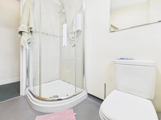 Corner shower cubicle and white toilet bathroom at 4 Bedroom House at Flat 9, 18, China Street in Lancaster Student Accommodation