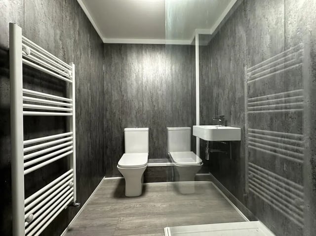 Two toilets sink and towel racks bathroom at 7 Bedroom House at 132, Uttoxeter New Road in Derby Student Accommodation