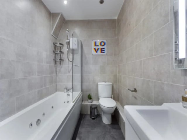 Bathtub toilet sink and love sign bathroom at 9 Bedroom House at 128, Uttoxeter New Road in Derby Student Accommodation