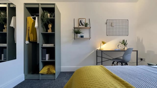 Wardrobe desk lamp plant clock bedroom study area at 6 Bedroom House at 214, West Parade in Lincoln Student Accommodation