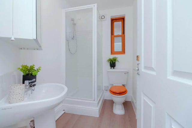 Sink shower toilet plants orange seat bathroom at 5 Bedroom House at 71A, West Parade in Lincoln Student Accommodation