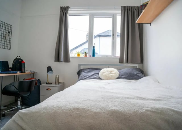 Bed with desk and chair bedroom at 4 Bedroom House at 16, Kelsey Street in Lancaster Student Accommodation