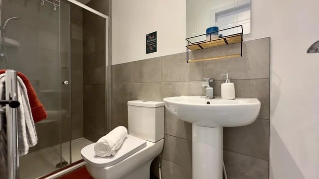Toilet sink shower and towels bathroom at 3 Bedroom House at 25, Romney Street in Salford Student Accommodation
