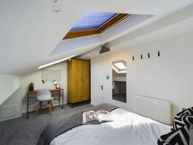Bed desk wardrobe skylight mirror bedroom at 7 Bedroom House at 6, KIPPAX STREET in Manchester Student Accommodation