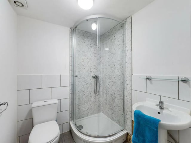 Toilet shower sink with blue towel Bathroom at 4 Bedroom House at Flat 1 30, Haydn Avenue in Manchester Student Accommodation