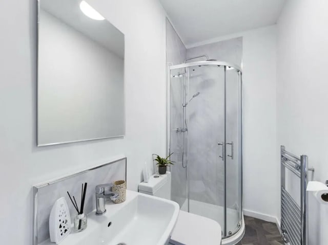 Sink toilet shower and mirror bathroom at 5 Bedroom House at 17, Gladstone Terrace in Lancaster Student Accommodation
