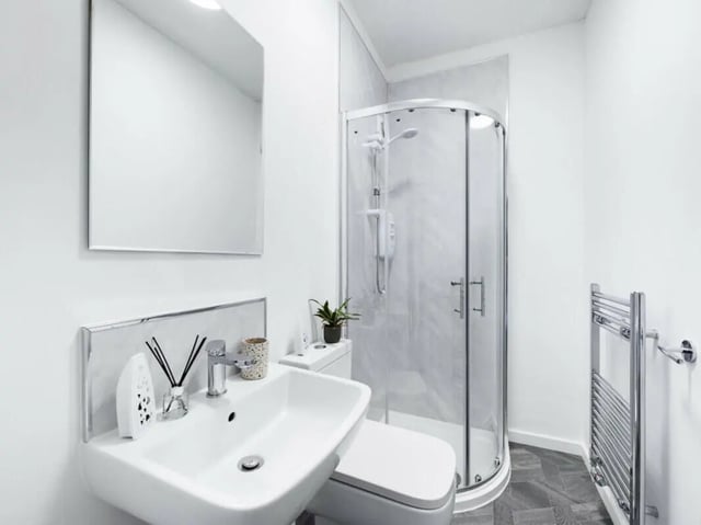 Sink toilet shower towel rail bathroom at 5 Bedroom House at 17, Gladstone Terrace in Lancaster Student Accommodation