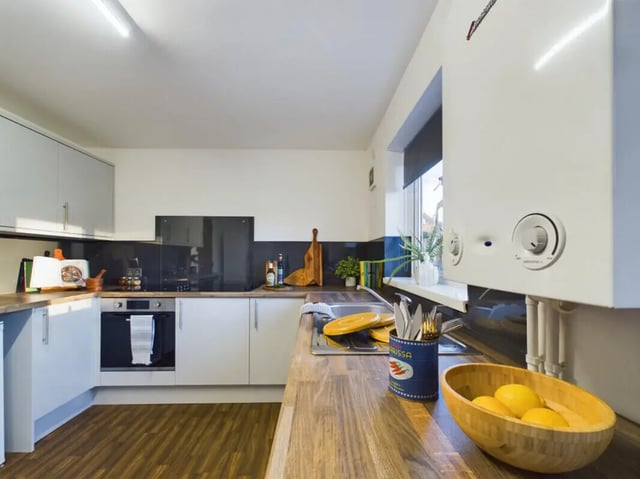 Modern kitchen with oven sink and fruit bowl kitchen at 6 Bedroom House at 1, Brookside in Derby Student Accommodation