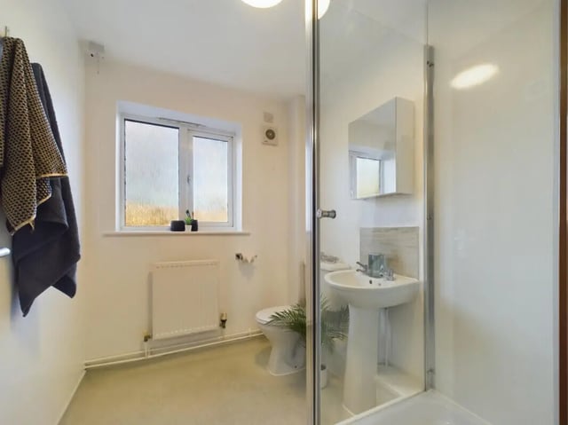 Toilet sink shower and towels bathroom at 6 Bedroom House at 1, Brookside in Derby Student Accommodation
