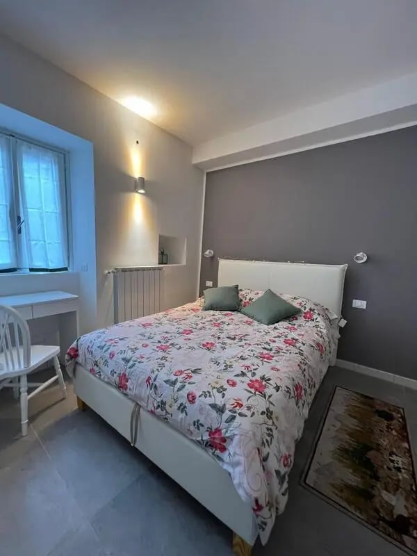 Bed desk and chair in student bedroom at Entire Apartment In Tapigliano Near Lago Maggiore in Tapigliano Student Accommodation