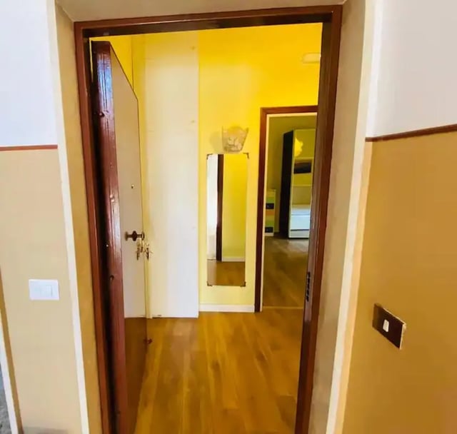 Hallway with keys mirror and shelves hallway at Appartamento soleggiato con ampia terrazza, giardino e parcheggio in Sant'Agnello Student Accommodation