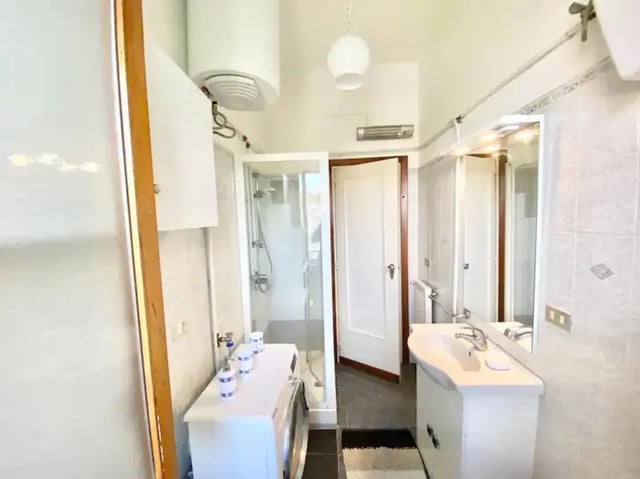Shower sink washer machine cabinet bathroom at Appartamento soleggiato con ampia terrazza, giardino e parcheggio in Sant'Agnello Student Accommodation