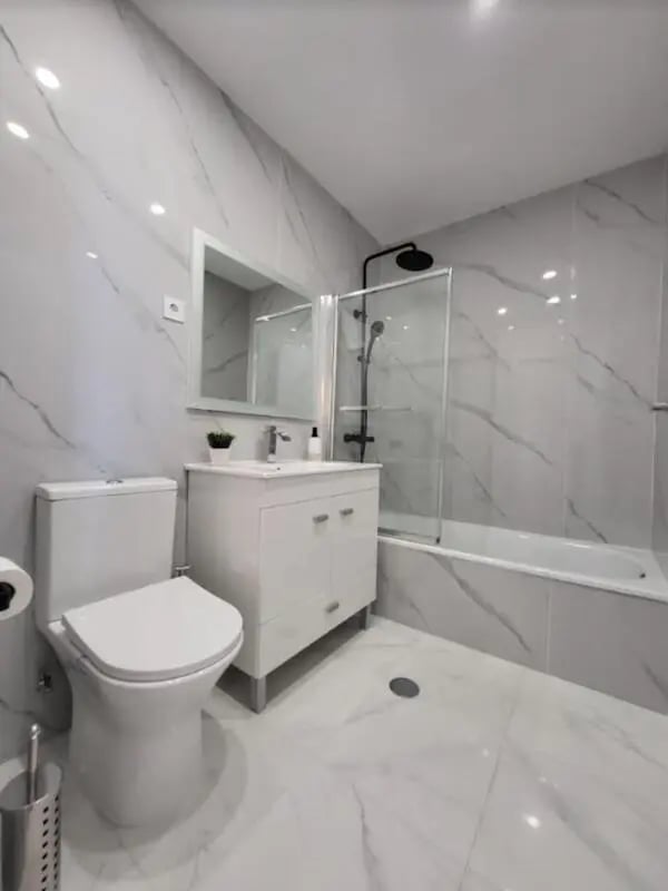 Toilet vanity mirror shower bathtub bathroom at Welcoming 2-bedroom apartment in Fundão in Fundão Student Accommodation