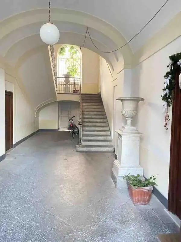 Staircase bicycle pot and urn entrance hall at Appartamento di due stanze in Sant'Agnello Student Accommodation