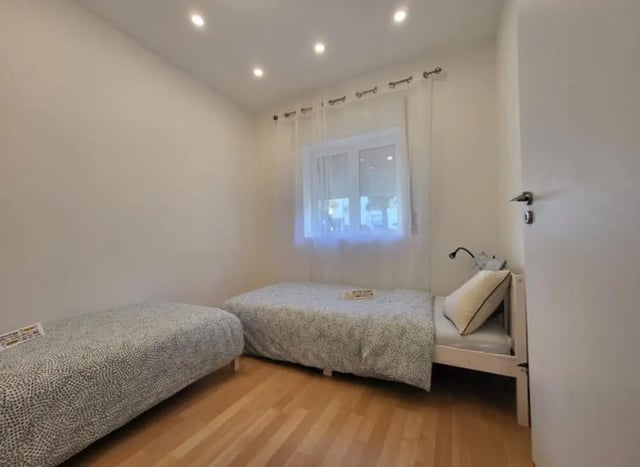 Two beds with patterned bedding bedroom at Welcoming 2-bedroom apartment in Fundão in Fundão Student Accommodation