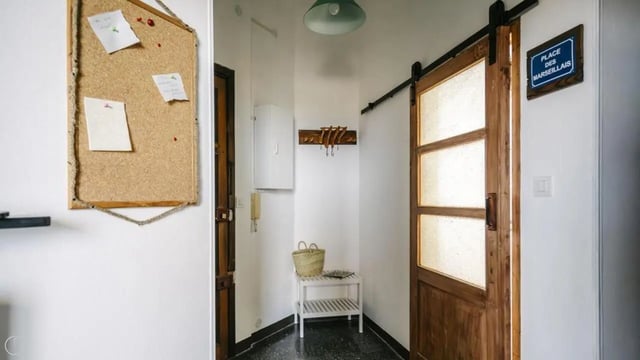 Cork board with papers basket and bench hall at Welcoming 2-bedroom apartment near the Albenga train station in Albenga Student Accommodation