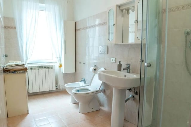 Toilet bidet sink shower cabinet bathroom at Cosy double-bedroom apartment in Albenga (SV) in Albenga Student Accommodation