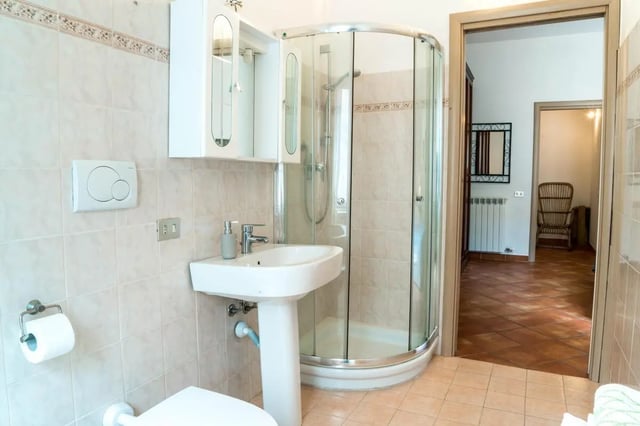 Sink shower cabinet toilet towel roll bathroom at Cosy double-bedroom apartment in Albenga (SV) in Albenga Student Accommodation