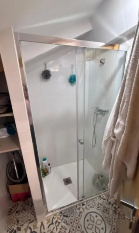 Shower stall with toiletries and towels bathroom at Cozy Single Bedroom – Exclusively for IPVC Students, near Viana do Castelo Train Station in Viana Do Castelo Student Accommodation