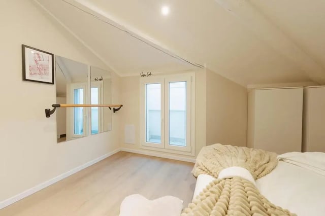 Barre mirrors art bed wardrobe bedroom at Charming 1-bedroom apartment near Pescara Centrale in Pescara Student Accommodation