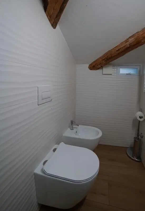 Toilet bidet toilet roll holder bathroom at Inviting 1-bedroom apartment near Pescara Centrale in Pescara Student Accommodation