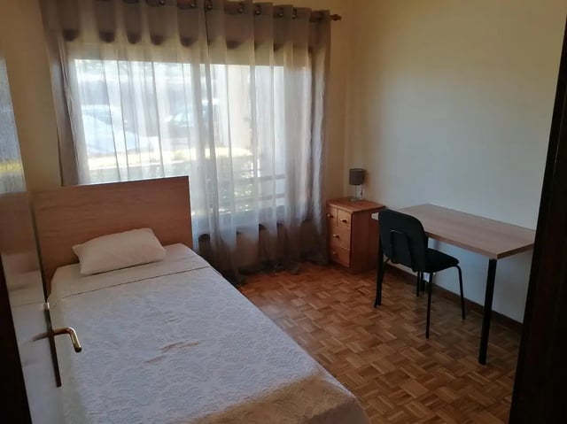 Bed desk lamp and chair bedroom study area at Cozy Single Bedroom close to Lavandeira Park in Vila Nova De Gaia Student Accommodation