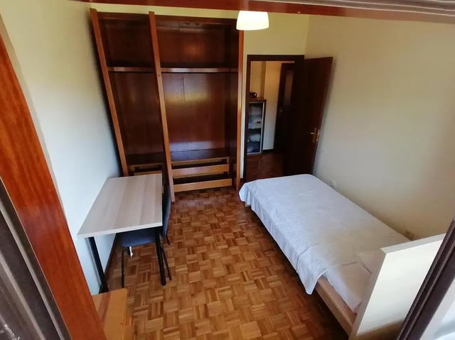 Wooden wardrobe single bed desk and chair bedroom at Cozy Single Bedroom close to Lavandeira Park in Vila Nova De Gaia Student Accommodation