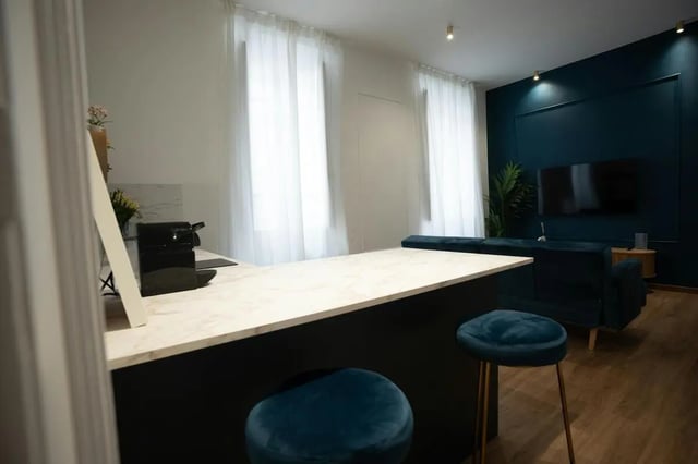 Marble counter stools and sofa living room at Welcoming 1-bedroom flat near Pescara Centrale in Pescara Student Accommodation
