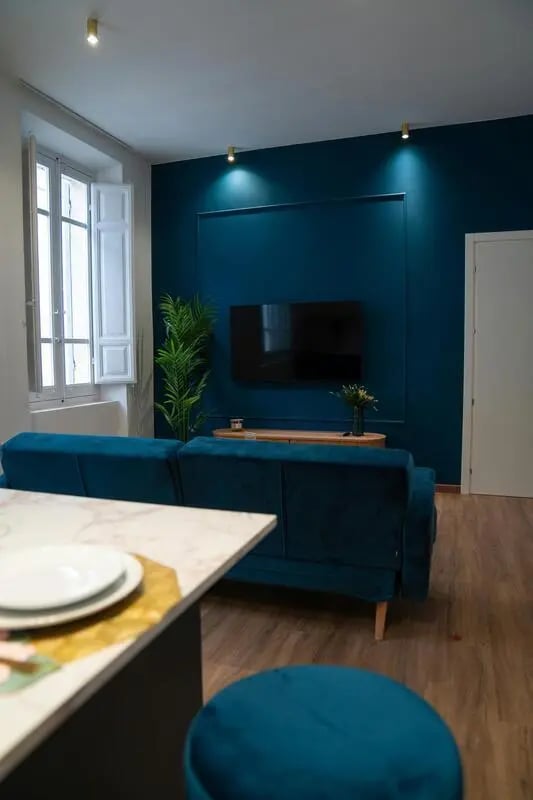 Sofa television plant marble counter living room at Welcoming 1-bedroom flat near Pescara Centrale in Pescara Student Accommodation