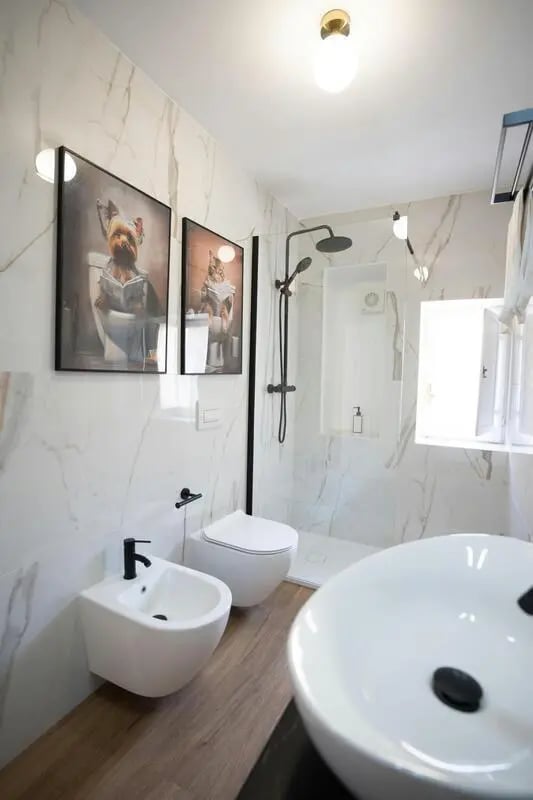 Bathroom with bidet toilet shower and sink at Excellent 1-bedroom apartment near Pescara Centrale in Pescara Student Accommodation