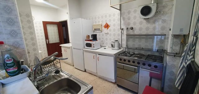 Fridge microwave sink oven with cabinets Kitchen at Double Bedroom available in the city center 5 in Guimaraes Student Accommodation